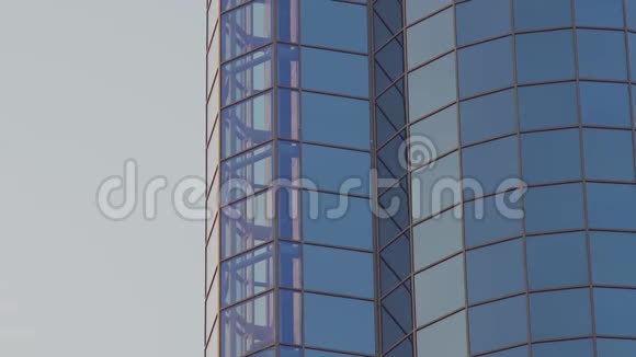 玻璃电梯登上摩天大楼的玻璃立面视频的预览图