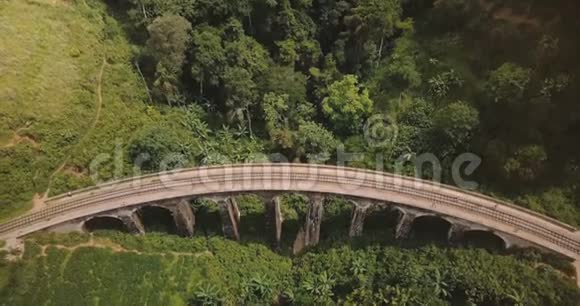空中观景无人机降过游客漫步在斯里兰卡的九拱桥埃拉著名的建筑景观视频的预览图