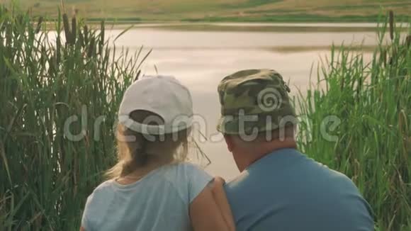爷爷带着孙女在池塘边钓鱼视频的预览图