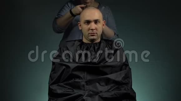 发型师和光头男视频的预览图