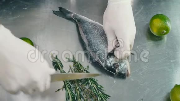 厨师把鱼切在桌子上视频的预览图