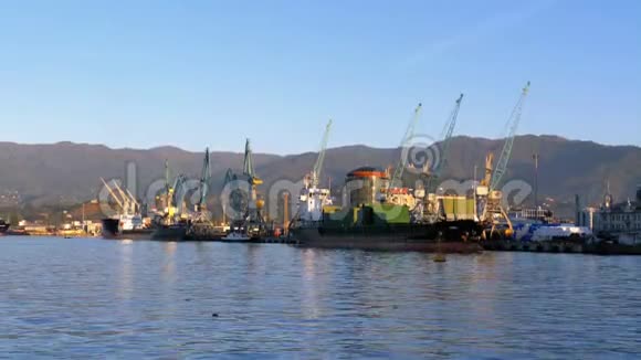 巴统的海洋港口在群山的背景下在海上停泊克兰斯驳船和船只视频的预览图