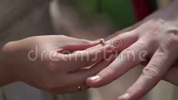 新娘在婚礼上给新郎手指戴上戒指视频的预览图