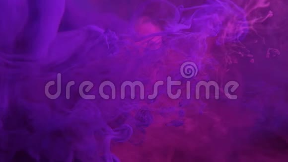 蒸汽覆盖紫红粉烟运动视频的预览图