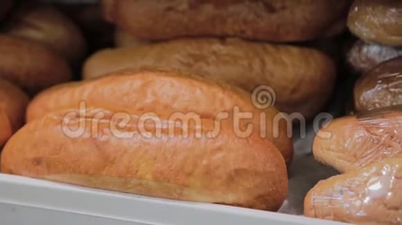 杂货店里陈列的奶油糕点视频的预览图