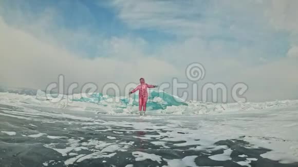 喜欢运动训练在冰封的湖面上年轻夫妇在冬天散步时玩得很开心情侣们视频的预览图