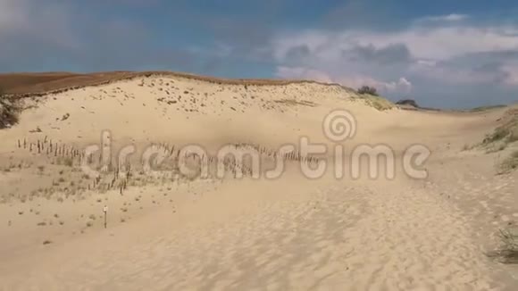 阳光明媚的一天在沙漠的沙丘上视频的预览图