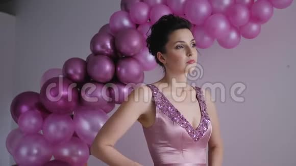 穿紫色衣服的年轻女子站在背景上视频的预览图
