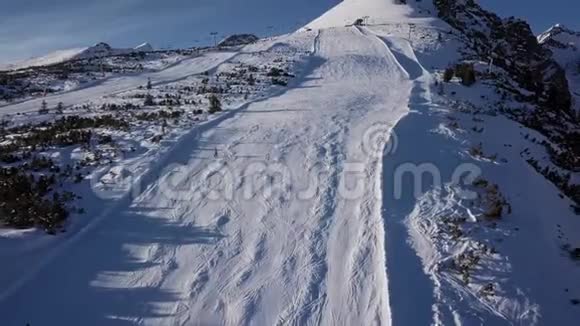 在高塔特拉斯山滑雪坡飞行视频的预览图