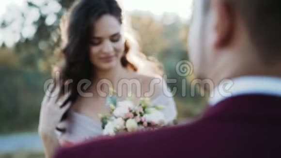 美丽新娘的肖像来到幸福微笑的新郎视频的预览图
