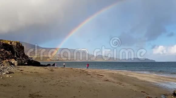 神奇的彩虹在斯塔文湾恐龙湾阴天苏格兰斯凯岛视频的预览图