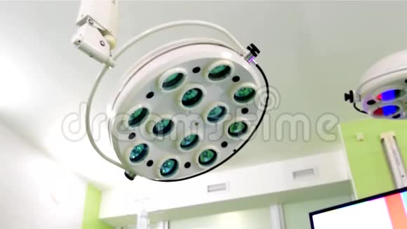 手术室的灯泡坏了视频的预览图