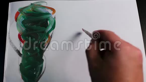 用毛笔书写的男性手用多色抽象画在白纸上视频的预览图