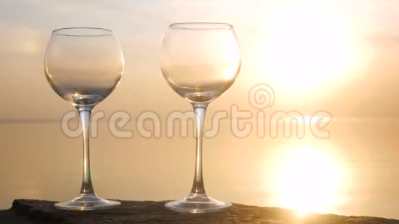 琉璃酒红夕阳海水视频的预览图