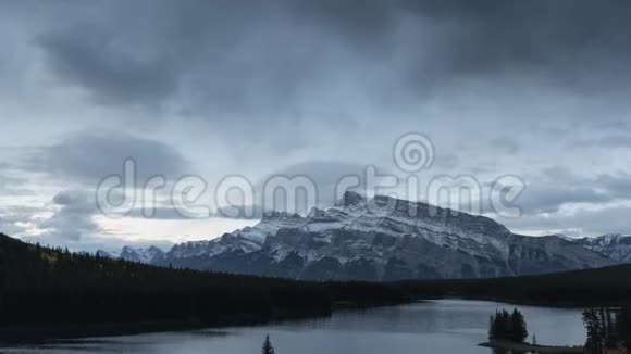 阿尔伯塔省班夫国家公园的落基山脉加拿大落基山脉日出时两片杰克湖云景视频的预览图