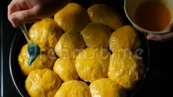 厨房专用硅胶刷用于给面团上油家庭烘焙女面包师用鸡蛋在面团上抹油视频的预览图