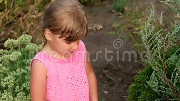 公园里一个悲伤哭泣的小女孩的肖像视频的预览图