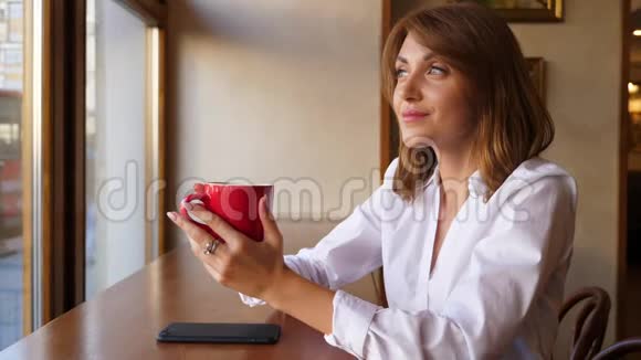 优雅的商务女性在餐厅喝咖啡视频的预览图