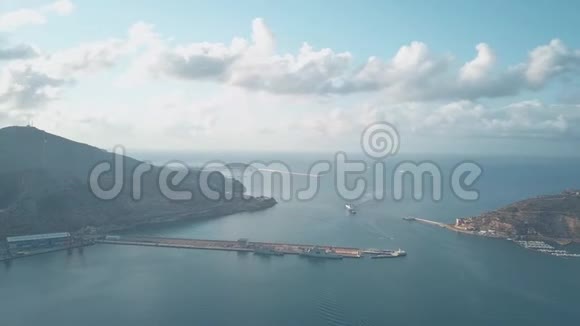 大船进入西班牙卡塔赫纳港的鸟瞰图视频的预览图