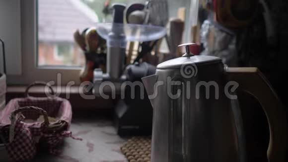 上午电水壶特写蒸汽从水壶里出来壶沸腾了在家里过着舒适的早晨视频的预览图