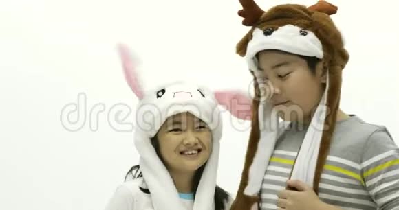 亚洲兄妹戴着漂亮帽子面带笑容的肖像视频的预览图