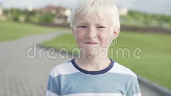 夏天可爱的金发男孩在公园里散步视频的预览图