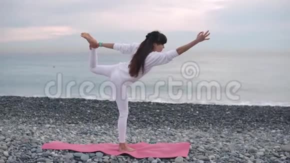 穿白色的女人练习瑜伽视频的预览图