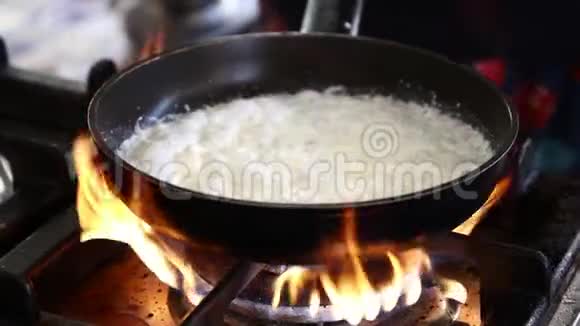 烹饪焦糖白酱火焰煤气炉视频的预览图