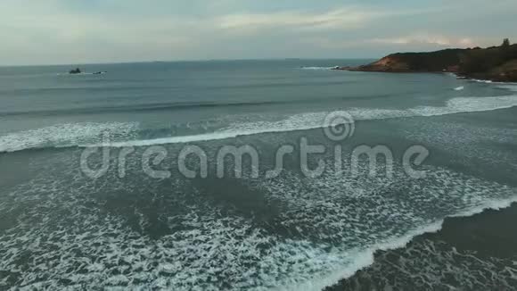 在美丽的海滩拍摄海浪巴西圣卡塔琳娜的伊姆比图巴的维拉海滩视频的预览图