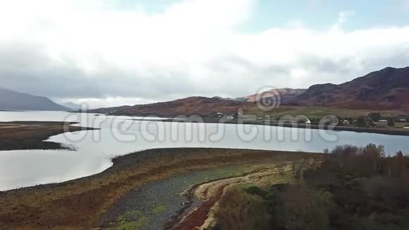 鸟瞰阿尔德维尔靠近历史悠久的爱尔兰多南城堡在雨中苏格兰视频的预览图