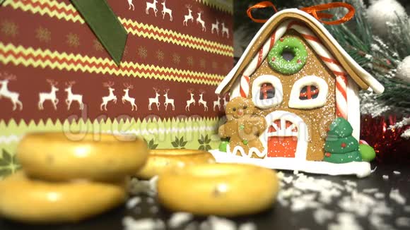 树下的姜饼屋圣诞气氛4k视频的预览图