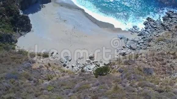 在美国加州的一个美妙的日子里大冲浪和岩石海岸线视频的预览图