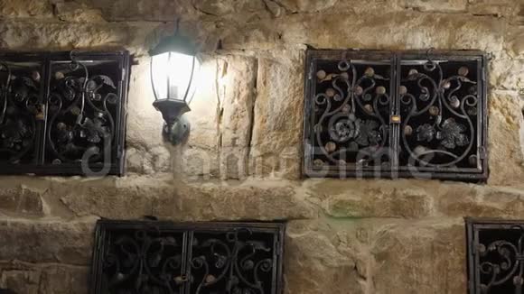 在锁下的地窖墙上存放复古葡萄酒参观克里米亚酒庄酒窖视频的预览图