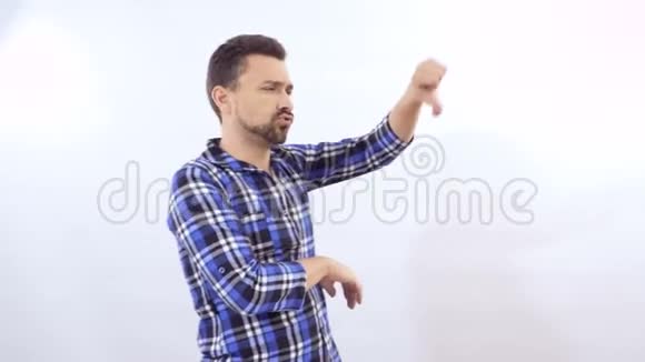 男人在白色背景下竖起大拇指视频的预览图