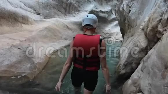 穿着安全夹克的女人享受极限冒险徒步旅行峡谷河国家公园视频的预览图