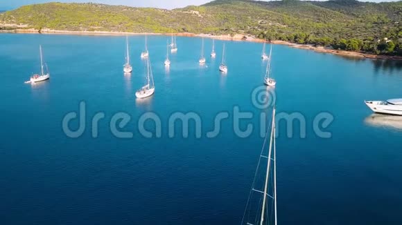 在爱琴海的Saronic群岛之一的Spetses岛的码头飞越游艇或帆船视频的预览图