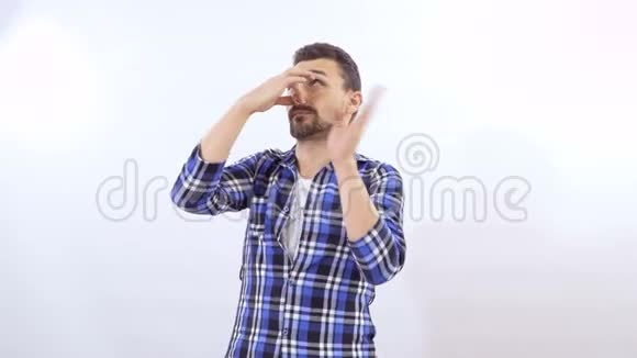 男人从白色背景的臭味中捏出鼻子视频的预览图