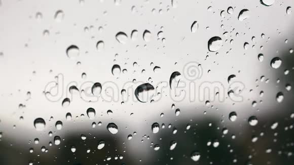 挡风玻璃上的雨水视频的预览图