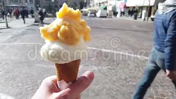 一个拿着冰淇淋的男人视频的预览图