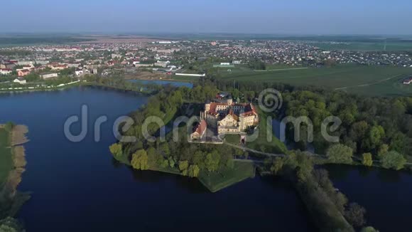 旧的尼斯维兹城堡在五月的早晨景观空中视频白俄罗斯视频的预览图