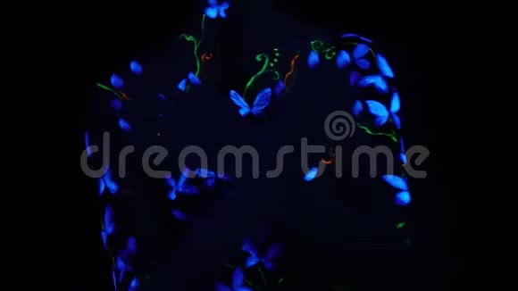 一个身上画着紫外蝴蝶的女孩随着音乐的节奏悠扬地移动视频的预览图