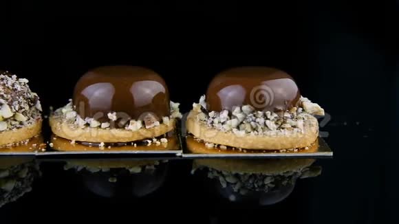 三个法式小圆慕斯糕点甜点的全景上面覆盖着巧克力釉视频的预览图