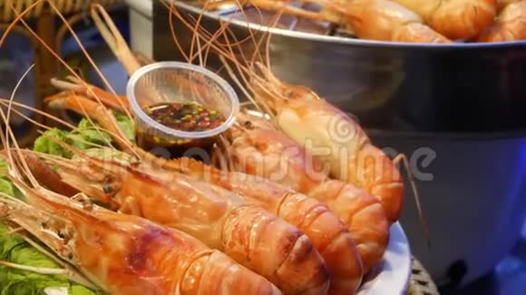 国家亚洲异国情调准备在泰国的夜市美食场吃海鲜美味的烤虾或视频的预览图