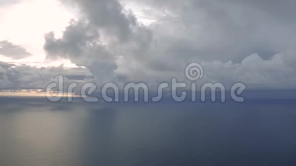 巴厘岛附近海面阳光下的云彩4K无人机拍摄视频的预览图