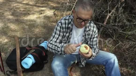 徒步旅行者吃去皮苹果视频的预览图
