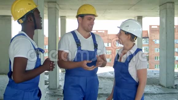 一群在工地上微笑的建筑工人视频的预览图