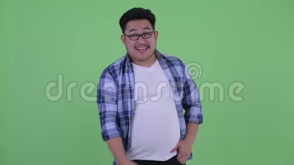 快乐年轻超重的亚洲时髦男人竖起大拇指视频的预览图