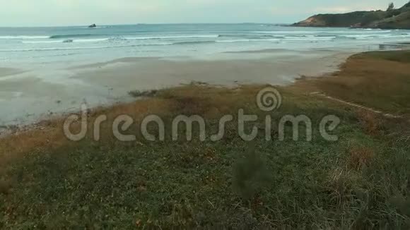 在美丽的海滩拍摄海浪巴西圣卡塔琳娜的伊姆比图巴的维拉海滩视频的预览图
