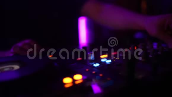 男DJ在夜总会演奏音乐视频的预览图
