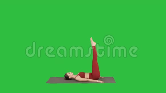 美丽的运动女孩做瑜伽锻炼腹肌力量支持肩倒立阿萨纳萨兰巴萨万加萨纳在一个视频的预览图
